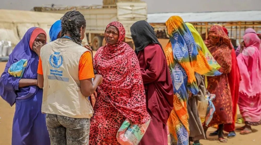 من توزيع مساعدات غذائية بمخيم للاجئين السودانيين في أدري بتشاد (برنامج الأغذية العالمي)