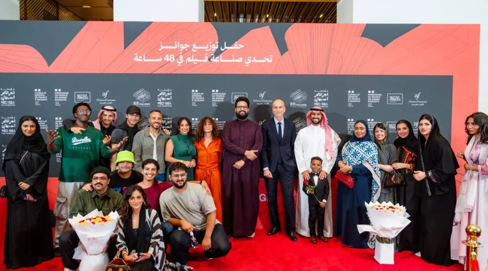 صورة تجمع الفائزين بلجنة التحكيم والقنصل الفرنسي في جدة وفيصل بالطيور (البحر الأحمر السينمائي)