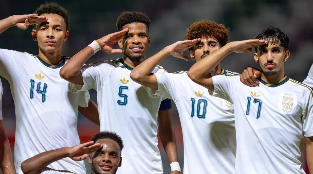 احتفالية المنتخب السعودي بالثنائية في شباك قطر (الشرق الأوسط) 