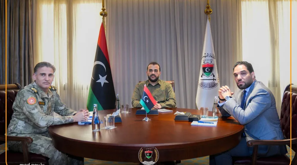 وكيل وزارة الدفاع بـ«الوحدة» عبد السلام الزوبي يتوسط رئيس الأركان العامة صلاح النمروش (إلى اليسار) ورئيس هيئة الرقابة الإدارية عبد الله قادربوه في لقاء سابق (وزارة الدفاع)
