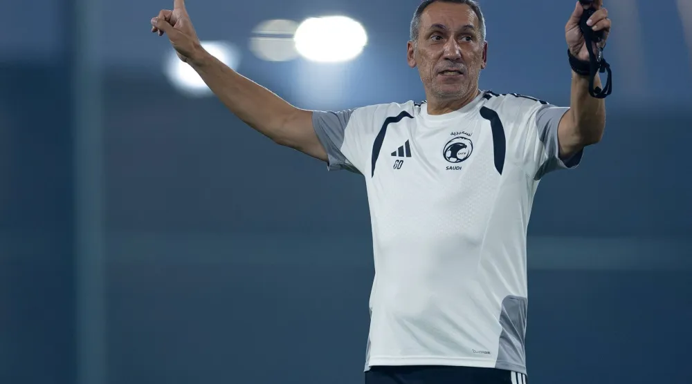 دونيس خلال قيادته تدريبات «الأخضر» الأخيرة (المنتخب السعودي)