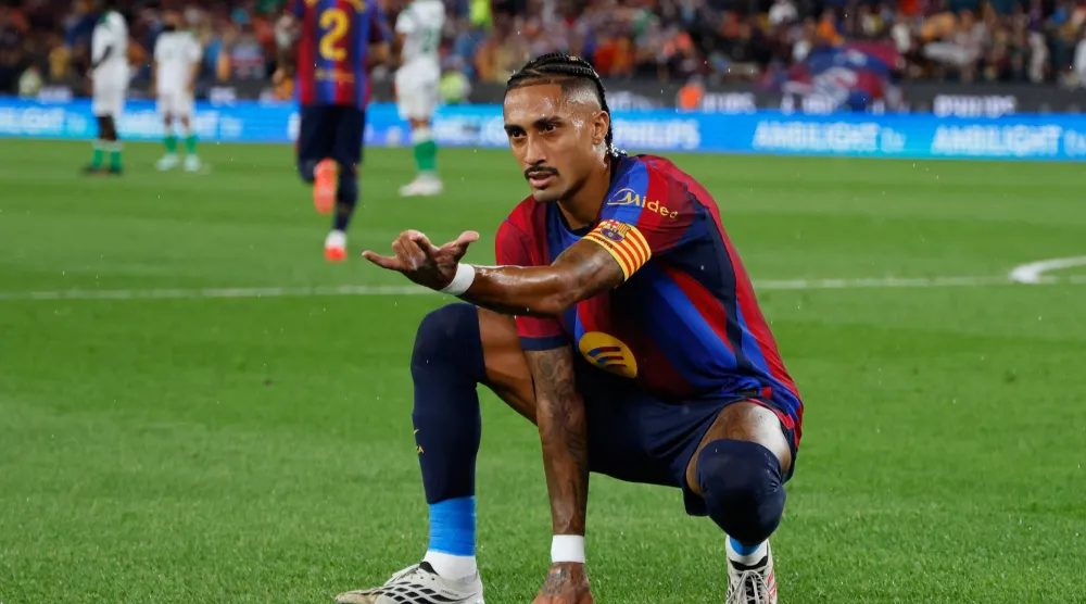 رافينيا يرغب استكمال مشواره في الملاعب مع برشلونة (أ.ب)