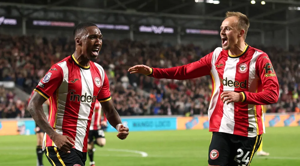 جيدون أنتوني لاعب برينتفورد يحتفل بتسجيل الهدف الأول لفريقه مع ميكيل دامسغارد (رويترز)
