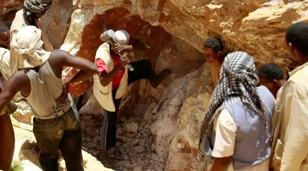 عمال يكسرون الصخور في منجم للذهب بالقرب من «أبو دليق» في ولاية القضارف بالسودان (رويترز)