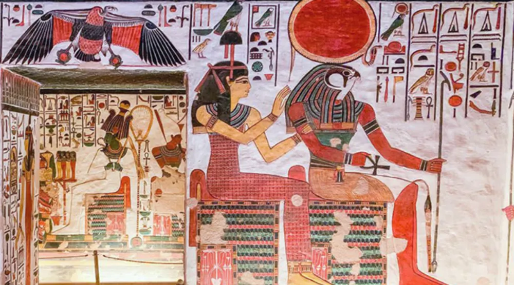 تتميَّز المقبرة برسومها وألوانها الزاهية (فيسبوك)