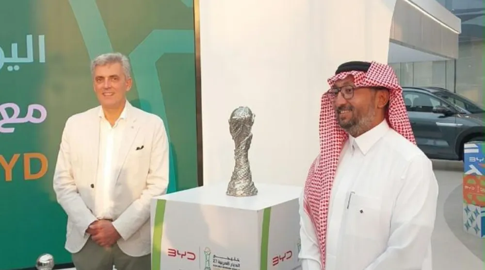 لحظة استقبال الكأس الخليجية في جدة (الشرق الأوسط)