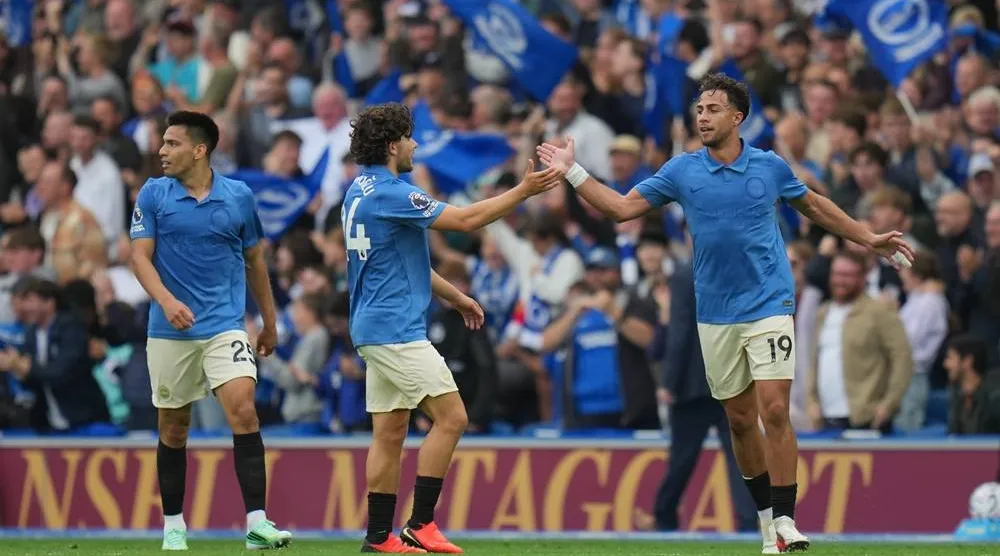  Brighton's Charalampos Kostoulas, right and Kadioglu celebrate after scoring second goal during the English Premier League soccer match between Brighton & Hove Albion and Arsenal in Brighton, England, Saturday, Sept. 19, 2026. (AP) 