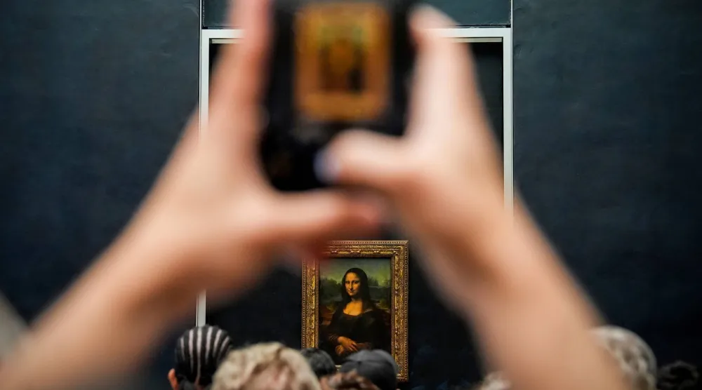  A person photographs Leonardo da Vinci's painting Mona Lisa at the Louvre museum, Aug. 31, 2025, in Paris. (AP)