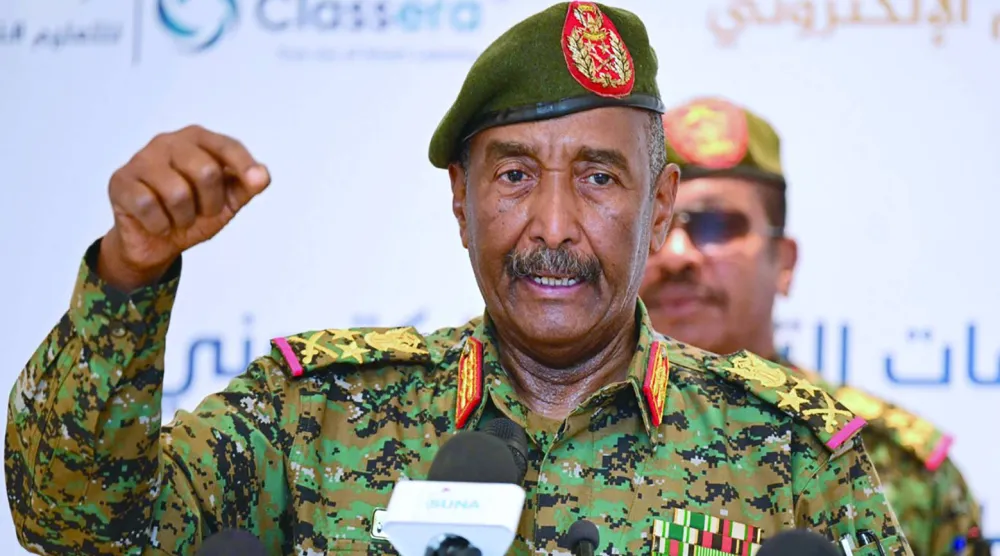 قائد الجيش عبد الفتاح البرهان قال إن الغلاء «جزء من المعركة» وتعهد بالخروج منها منتصرين (أ.ف.ب)