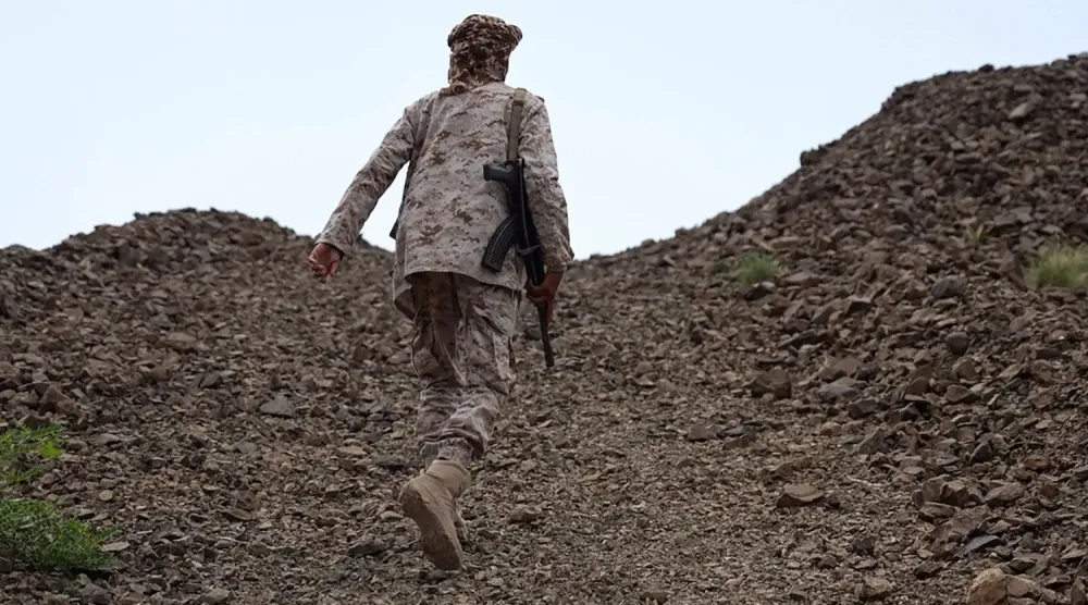 Taiz’ın batısındaki el-Kedha cephesinde görev yapan bir Yemen Silahlı Kuvvetleri askeri (AFP)