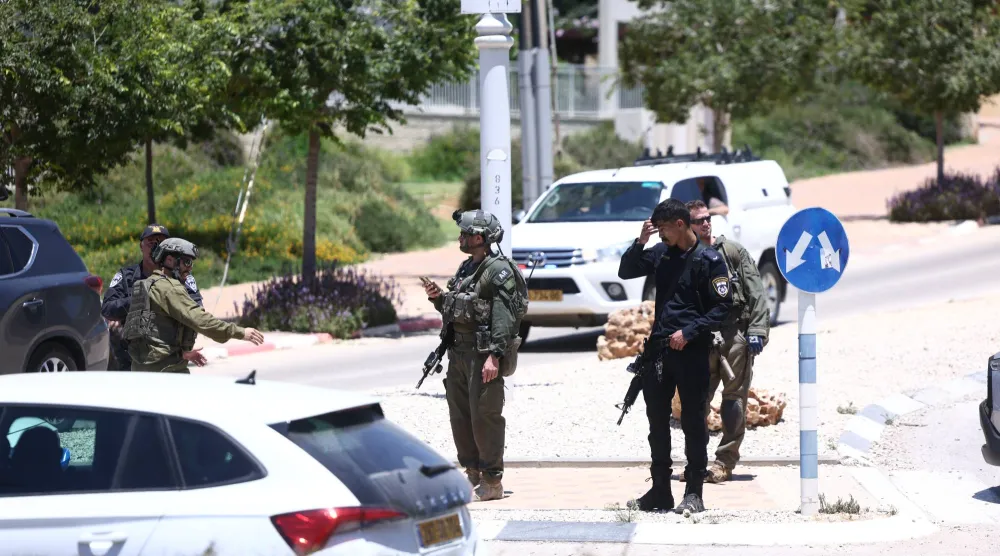 انتشار قوات الأمن الإسرائيلية قرب تسور يتسحاق عقب حادث إطلاق نار حدود الضفة الغربية المحتلة (أرشيفية - د.ب.أ)