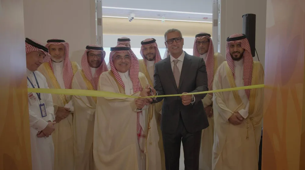 نائب وزير الصناعة ورئيس قطاع الأغذية في «بيبسيكو» خلال افتتاح المركز الإقليمي للبحث والتطوير في الرياض (تركي العقيلي)