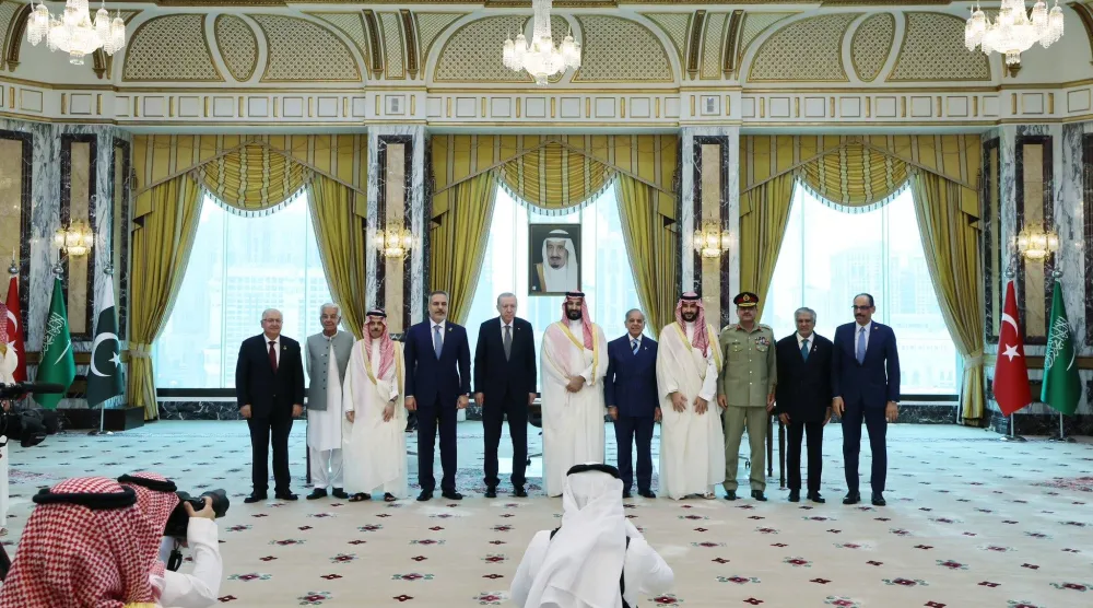 وقَّع ولي العهد السعودي الأمير محمد بن سلمان والرئيس التركي رجب طيب إردوغان ورئيس الوزراء الباكستاني شهباز شريف «اتفاقية مكة للدفاع المشترك» في 7 أغسطس الماضي (الرئاسة التركية)