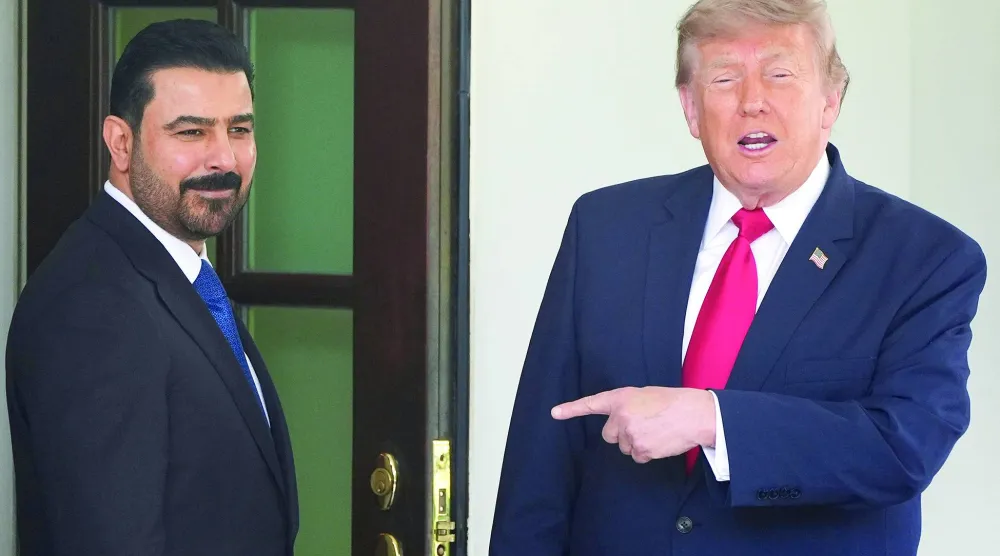 الرئيس الأميركي دونالد ترمب مستقبلاً رئيس الوزراء العراقي علي الزيدي في البيت الأبيض في يوليو 2026 (أ.ب)