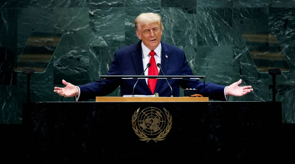 الرئيس الأميركي دونالد ترمب يلقي كلمة أمام الدورة الثمانين للجمعية العامة للأمم المتحدة في مقر المنظمة بمدينة نيويورك في 23 سبتمبر 2025 (رويترز)
