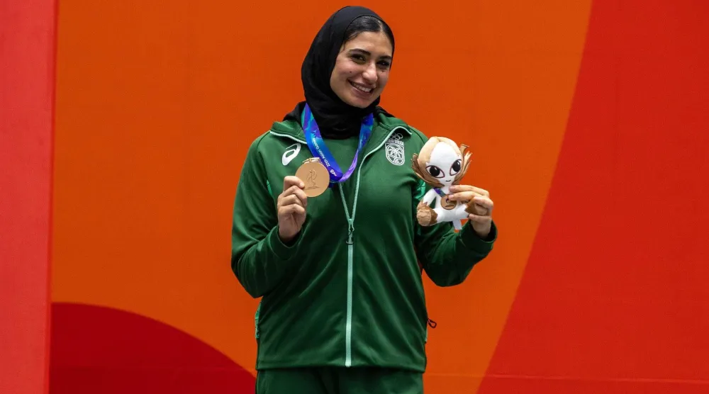 دنيا تحتفل بتحقيقها أول ميدالية نسائية للمملكة في تاريخ الدورات الآسيوية (الأولمبية السعودية)