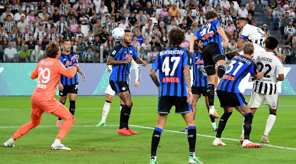 البرازيلي جيلسون بريمر لحظة تسجيله الهدف الثاني لليوفي (إ.ب.أ)