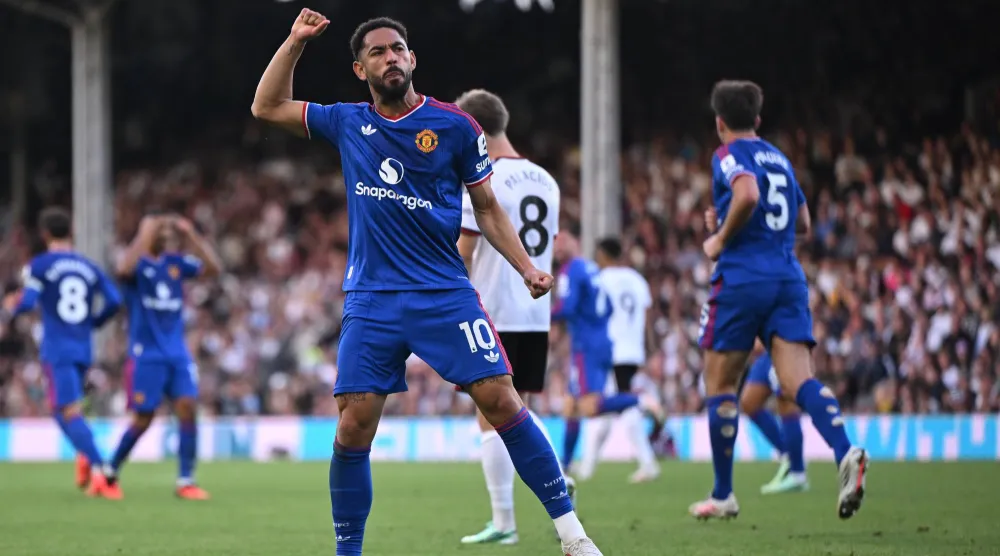 البرازيلي ماتيوس كونيا يحتفل بهدف التعادل لمان يونايتد (إ.ب.أ)
