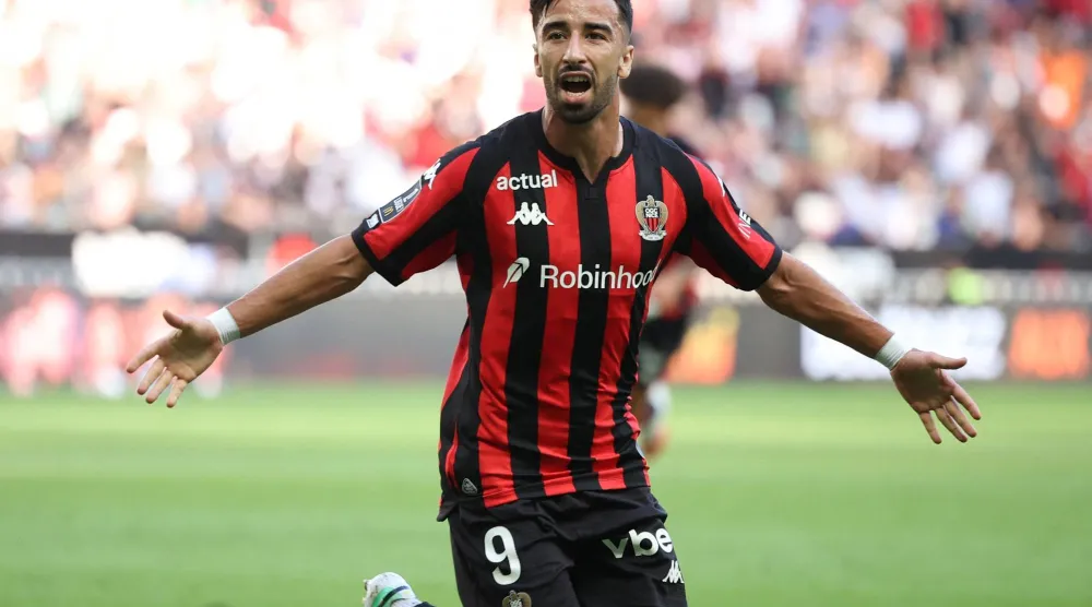 الجزائري محمد الأمين عمورة يحتفل بهدف نيس الثاني في مرمى ليل (أ.ف.ب)