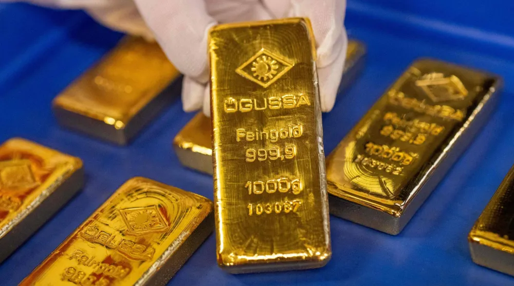سبائك ذهبية تزن كل منها 1000 غرام معروضة في مصفاة للذهب والفضة في فيينا (أ.ف.ب)