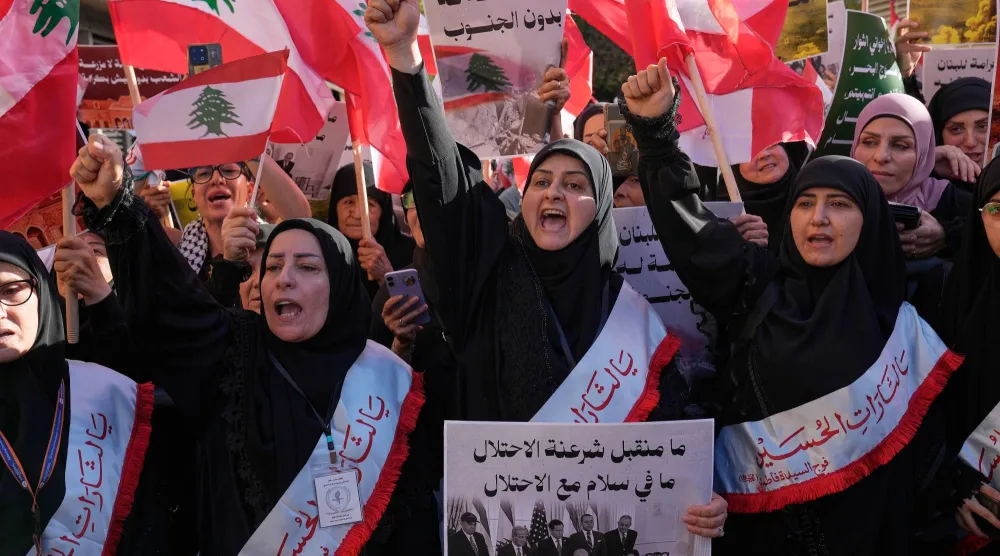 مناصرات لـ«حزب الله» خلال تحرك احتجاجي على الأوضاع في الجنوب (أ.ب)