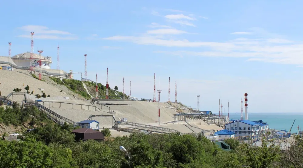 Rusya’nın Karadeniz kıyısındaki Novorossiysk Limanı’nda bir yeniden yükleme tesisi (Reuters)