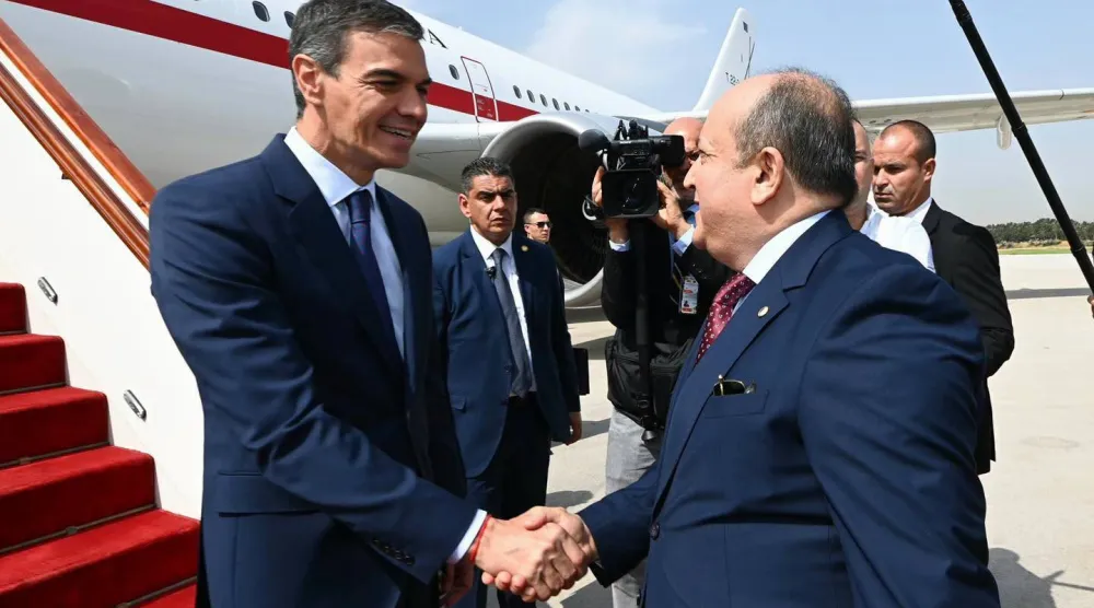 الوزير الأول الجزائري خلال استقبال رئيس الحكومة الإسبانية في 20 يوليو 2026 (الوزارة الأولى الجزائرية)
