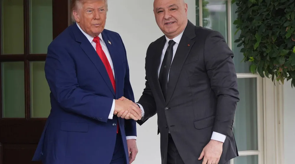 الرئيس الأميركي دونالد ترمب يستقبل الرئيس اللبناني جوزيف عون لدى وصوله إلى البيت الأبيض يوم 21 يوليو 2026 (أرشيفية- أ.ب)