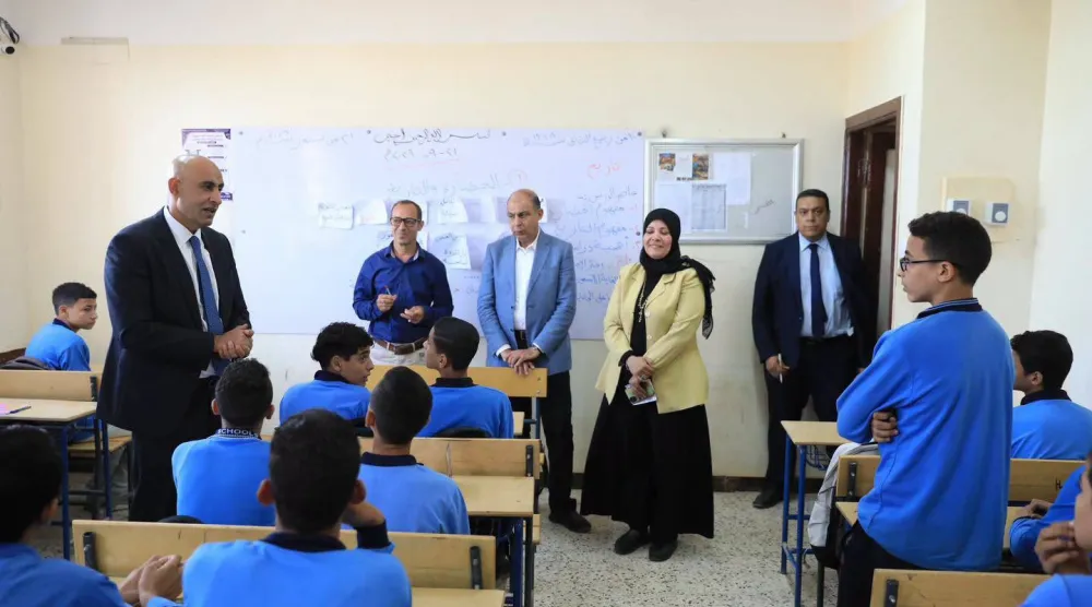 وزير التربية والتعليم المصري بين طلاب ومعلمي مدرسة في محافظة المنيا (صفحة وزارة التربية والتعليم على «فيسبوك»)