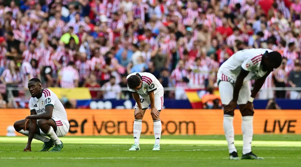 بعد خسارته أمام جاره أتلتيكو مدريد يواصل ريال مدريد بقيادة مورينيو (رويترز)