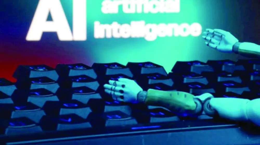 İngilizce “yapay zekâ” ifadesinin önünde bir klavye ve robot elleri (Reuters)