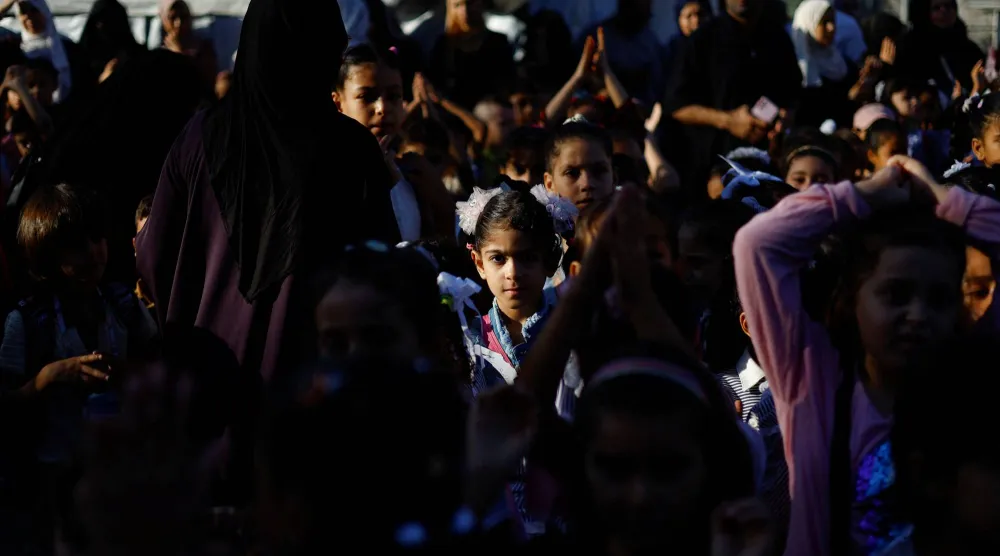 طلاب فلسطينيون يحضرون اليوم الأول من العام الدراسي الجديد في مدرسة تابعة للأونروا في النصيرات وسط قطاع غزة (رويترز)