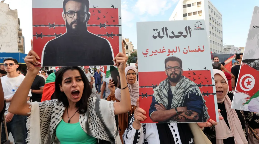 تونسيون يهتفون بشعارات تأييداً لأربعة من أعضاء «أسطول الصمود» التونسيين في العاصمة تونس 19 سبتمبر 2026 (إ.ب.أ)
