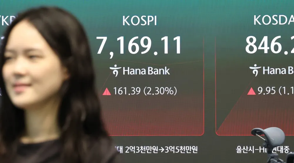 شاشة بيانات مالية في غرفة تداول بنك هانا تظهر ارتفاع مؤشر أسعار الأسهم الكوري المركب (إ.ب.أ)