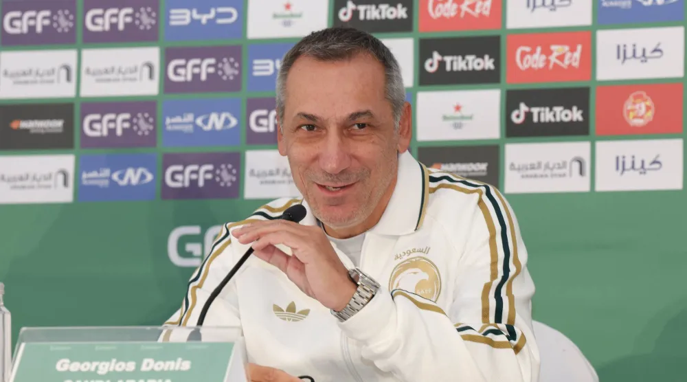 اليوناني دونيس مدرب المنتخب السعودي (تصوير: عدنان مهدلي) 