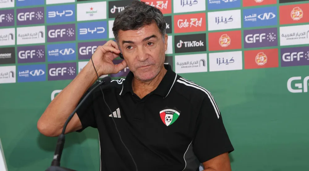 البرتغالي هيليو سوزا مدرب منتخب الكويت (تصوير: عدنان مهدلي)