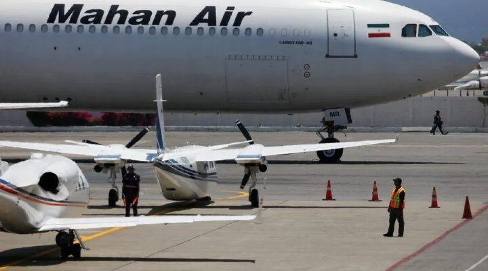 طائرة من طراز «إيرباص A340 - 600» تابعة لشركة «ماهان إير» الإيرانية في مطار سيمون بوليفار الدولي خارج كاراكاس (أرشيفية - رويترز)