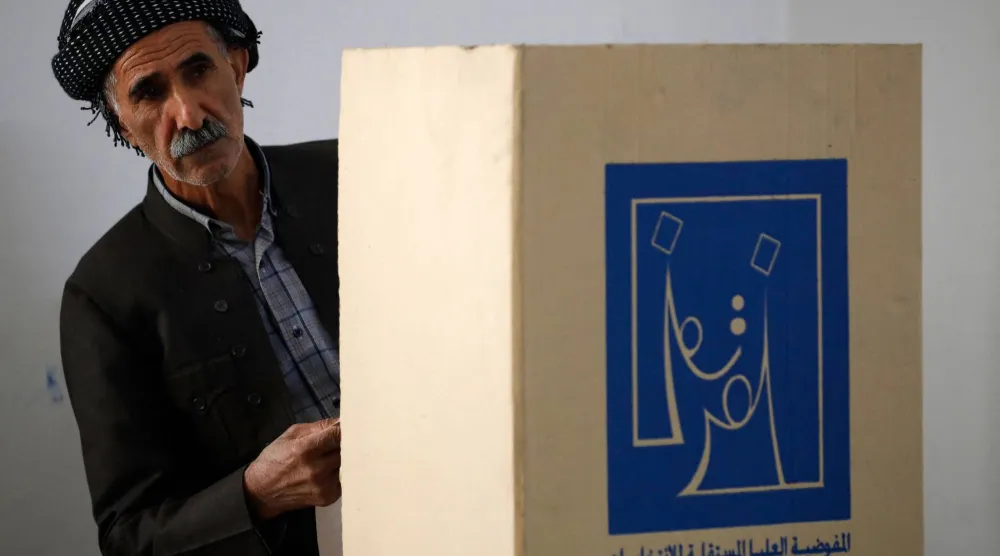رجل يستعد للإدلاء بصوته في الانتخابات النيابية لإقليم كردستان العراق أكتوبر 2024 (أ.ف.ب)