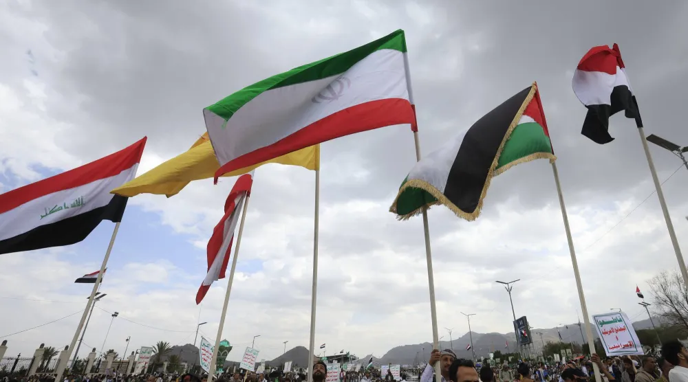 العقوبات الأميركية تضرب شبكات إيران المغذية للحوثيين (إ.ب.أ)