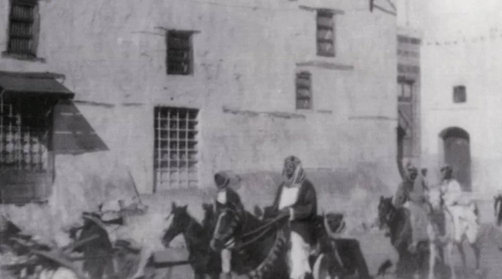 من أوائل الصور التاريخية والنادرة للملك عبد العزيز في مكة المكرمة بعد خروجه من المسجد الحرام (دارة الملك عبد العزيز)