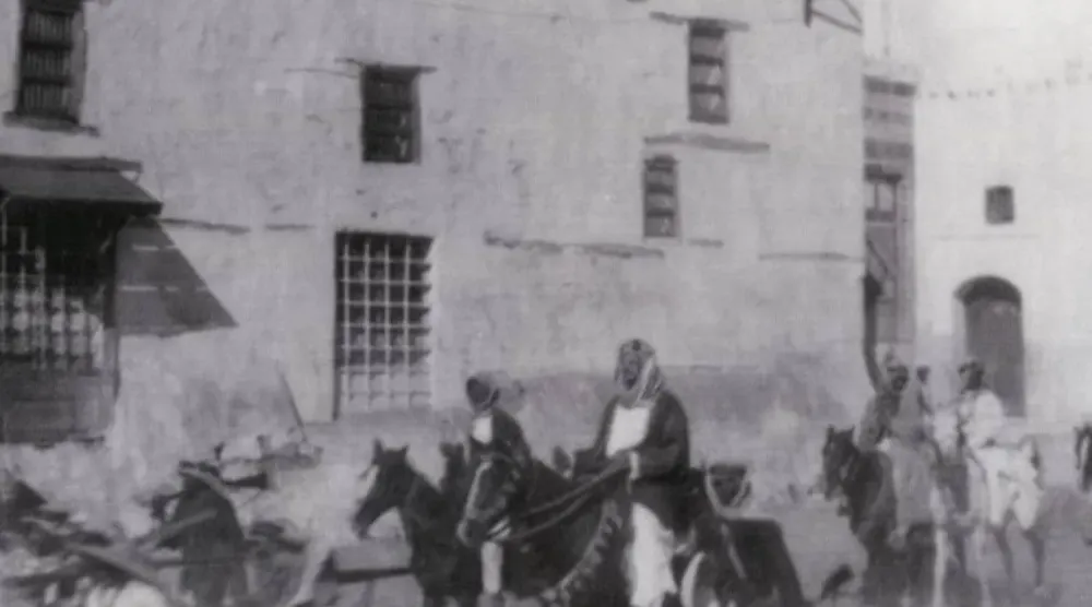Kral Abdülaziz'in Mekke-i Mükerreme'de Mescid-i Haram'dan çıktıktan sonraki ilk nadir tarihî fotoğraflarından biri (Kral Abdülaziz Vakfı)