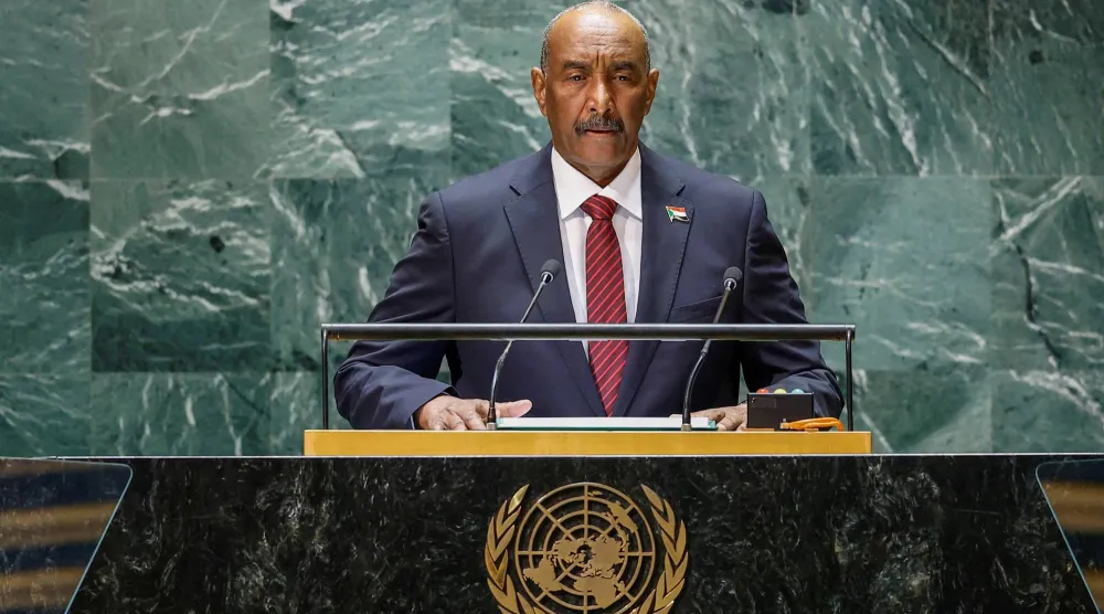 قائد الجيش السوداني عبد الفتاح البرهان يلقي كلمة أمام الدورة الثامنة والسبعين للجمعية العامة للأمم المتحدة في مدينة نيويورك عام 2023 (رويترز)