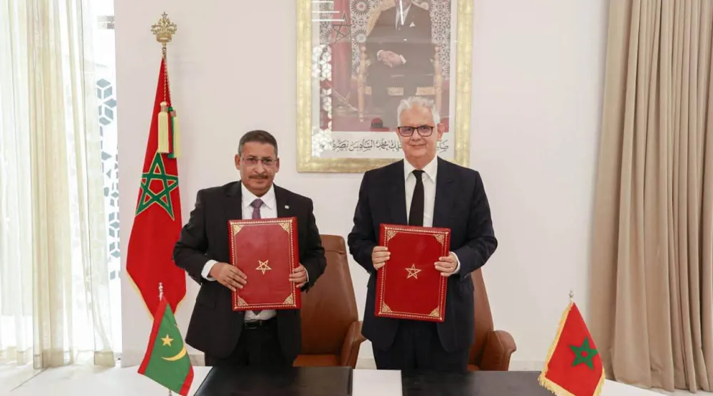 وزيرا النقل المغربي والموريتاني بعد توقيع الاتفاق يوم الاثنين (وزارة النقل الموريتانية)
