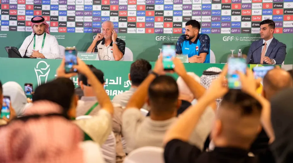 مدرب العراق وأيمن حسين خلال حضورهما المؤتمر الصحافي (الاتحاد الخليجي)
