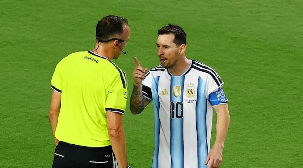 البرتغالي جواو بينيرو خلال مشادته مع النجم ليونيل ميسي بالمونديال (رويترز)