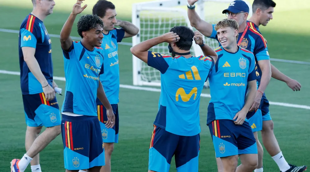 لاعبو ومدرب منتخب إسبانيا يحيون الجماهير في لاس روزاس (أ.ف.ب)