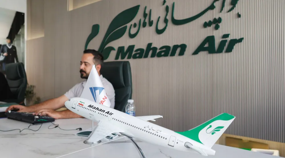 موظف يعمل بمكتب شركة ماهان للطيران الإيرانية في أربيل بالعراق (رويترز)