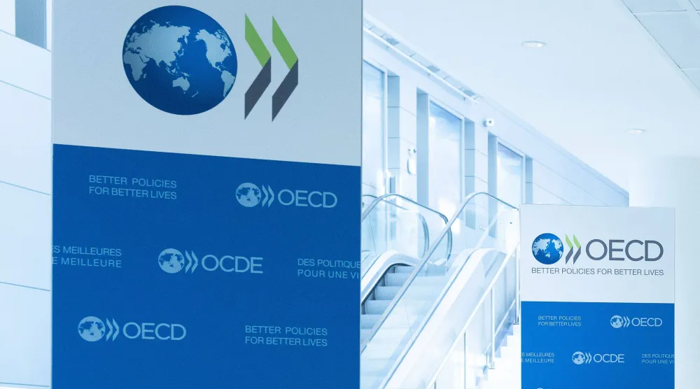 شعار منظمة التعاون الاقتصادي والتنمية على مقرها في باريس (أ.ف.ب)