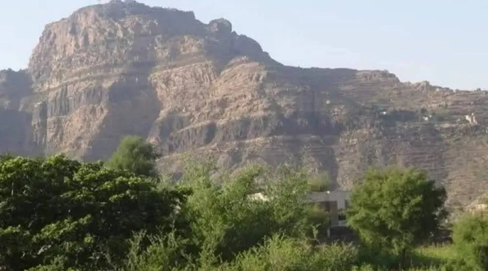أحد الجبال الاستراتيجية في غرب تعز حيث يحاول الحوثيين التقدم شرقاً (إعلام محلي)
