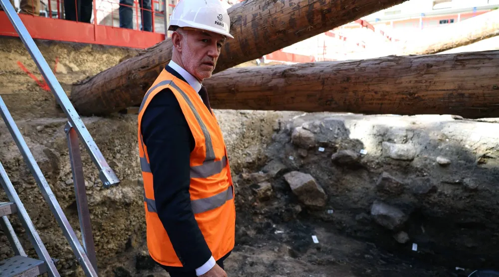 Paris Mayor Emmanuel Gregoire visits an archaeological site following the discovery of a Gallo-Roman era wall of Lutetia under the Hotel-Dieu hospital on the Ile de la Cite in central Paris, on September 22, 2026. (Photo by SIMON WOHLFAHRT / AFP)
